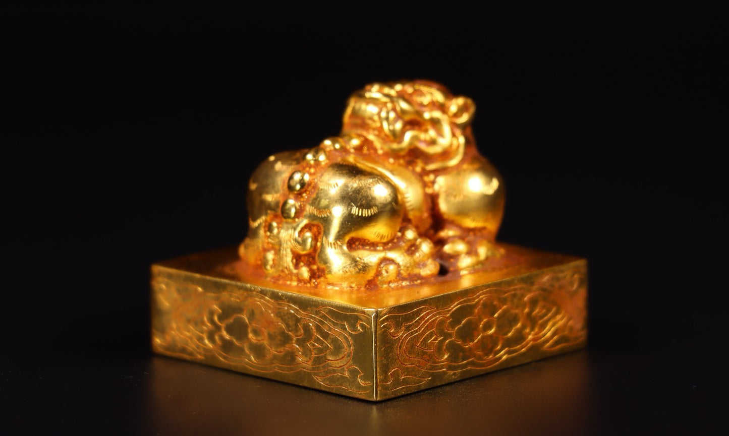 A pure handmade copper gilded seal made of Chinese antiques