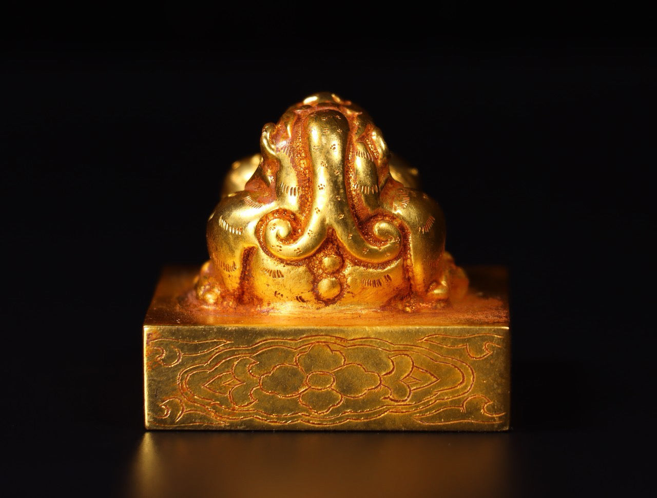 A pure handmade copper gilded seal made of Chinese antiques