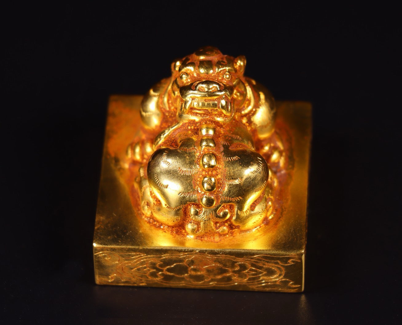 A pure handmade copper gilded seal made of Chinese antiques