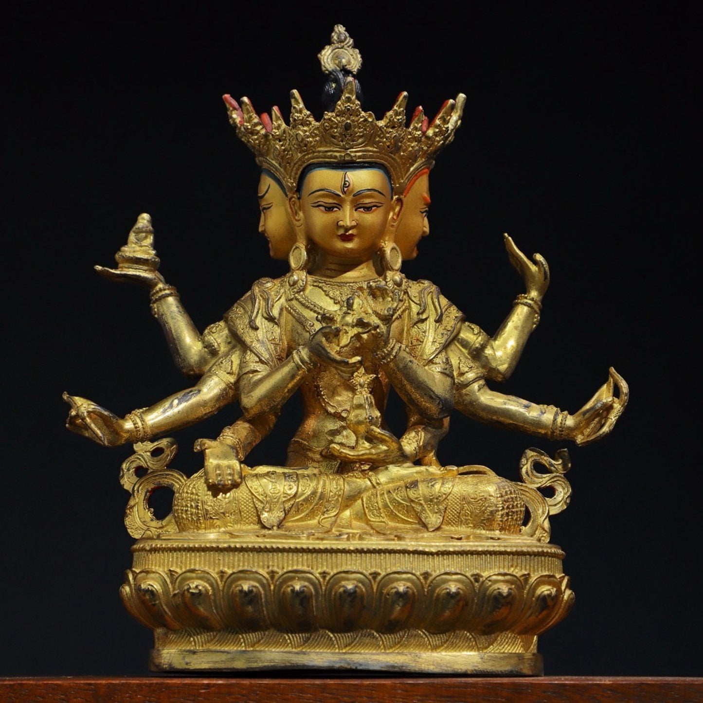 Pure copper Buddha statues that honor the Buddha's mother