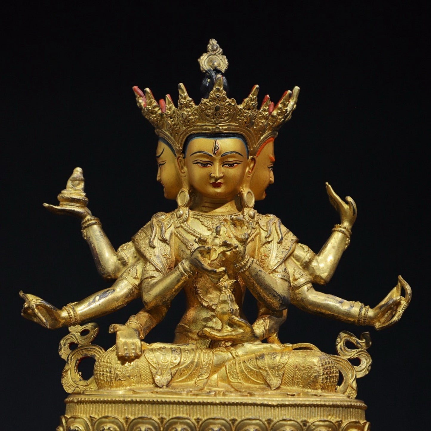 Pure copper Buddha statues that honor the Buddha's mother