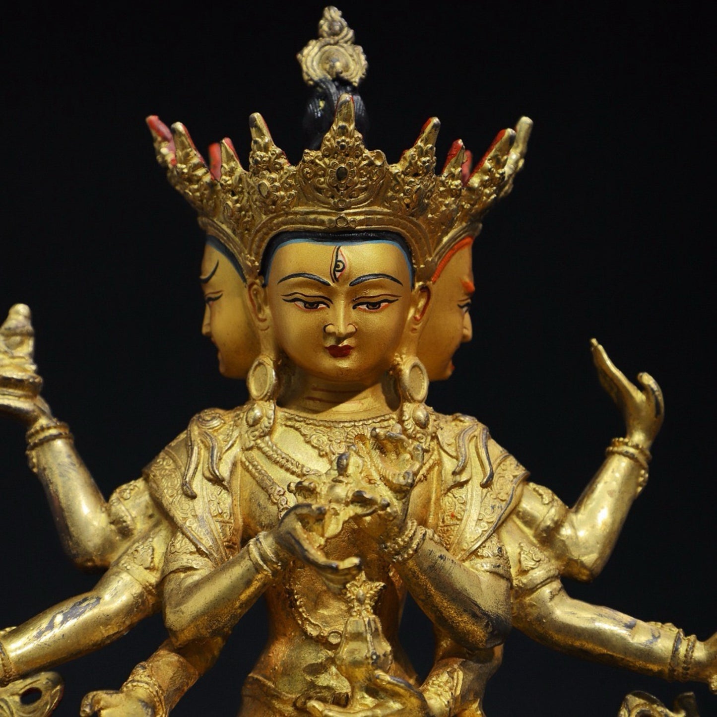 Pure copper Buddha statues that honor the Buddha's mother