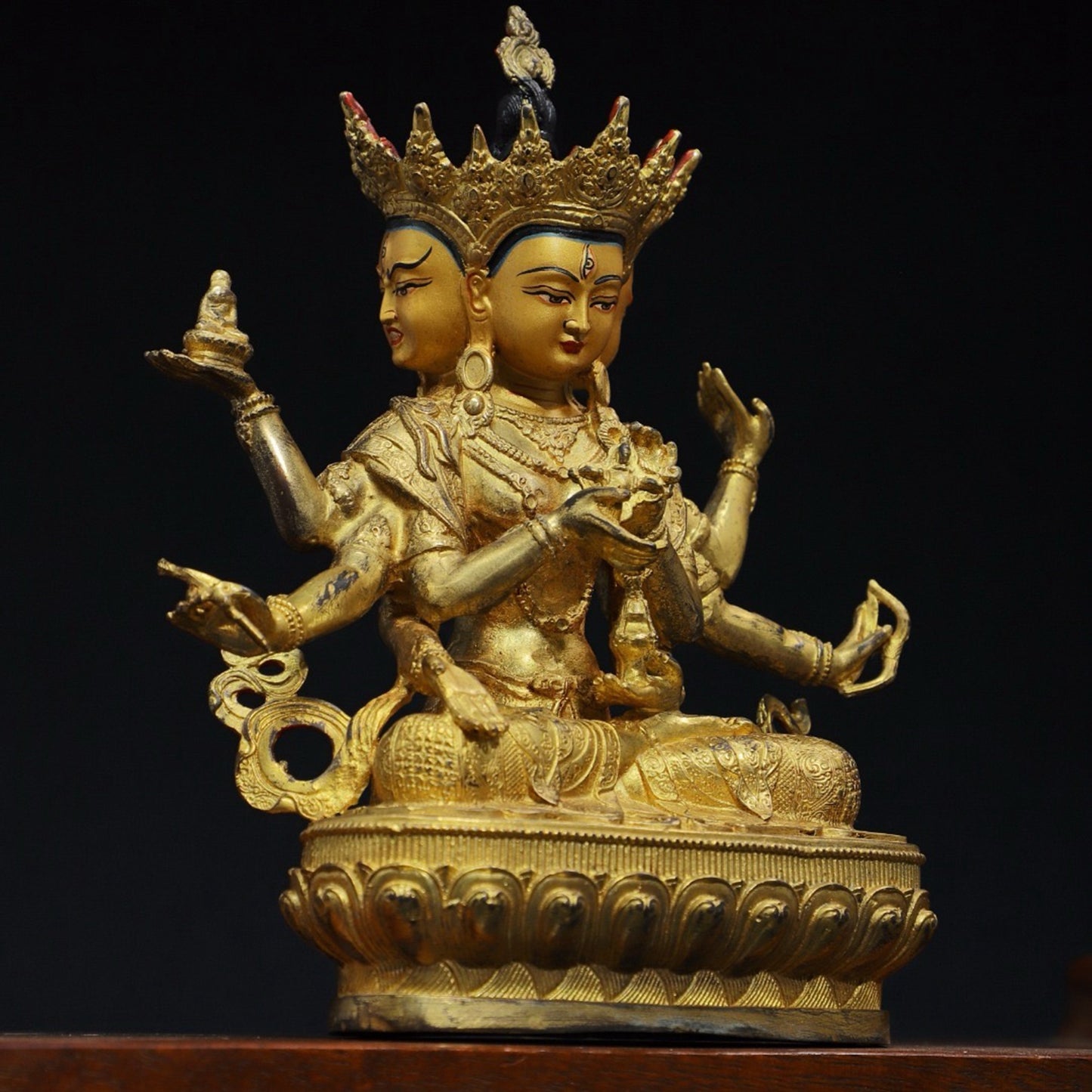 Pure copper Buddha statues that honor the Buddha's mother