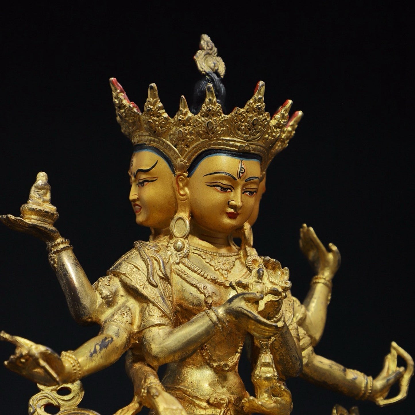 Pure copper Buddha statues that honor the Buddha's mother