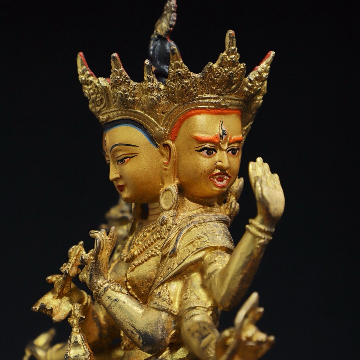 Pure copper Buddha statues that honor the Buddha's mother