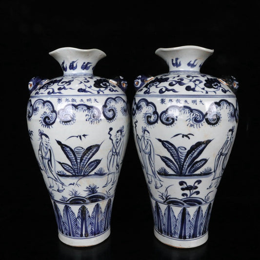 A pair of blue and white character stories, animal ear flower necked bottles with patterns