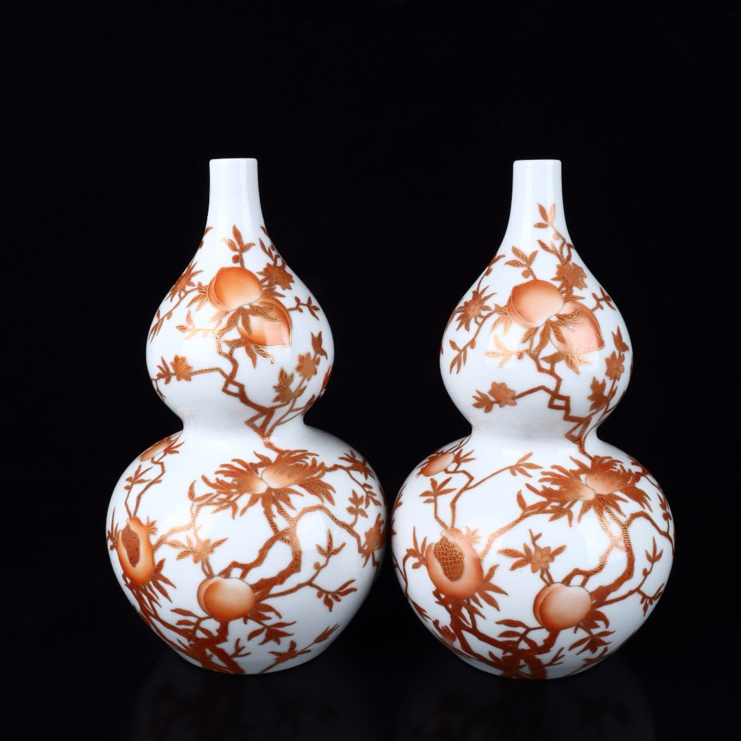 A pair of gourd vases with golden multiple sons and multiple blessings patterns