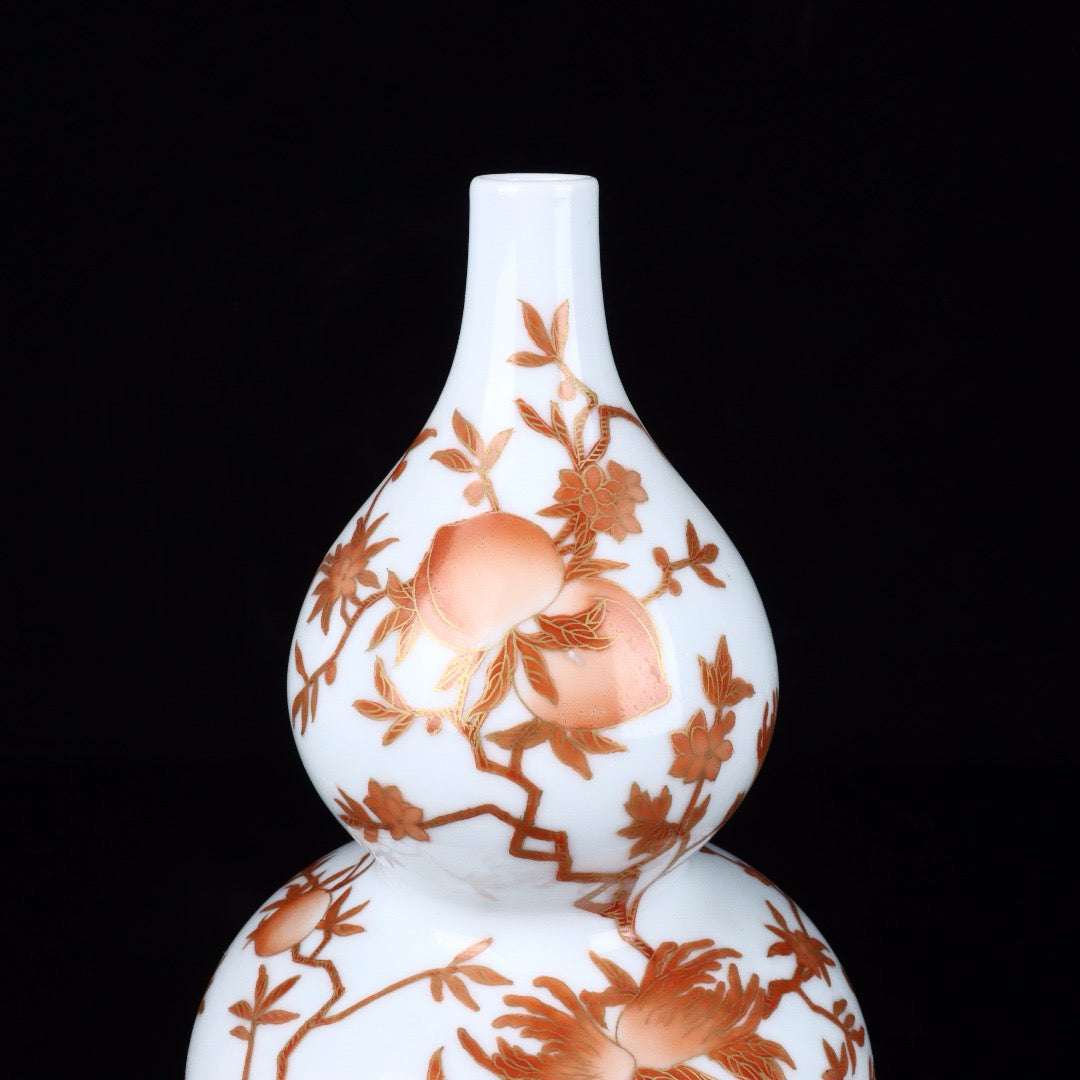 A pair of gourd vases with golden multiple sons and multiple blessings patterns