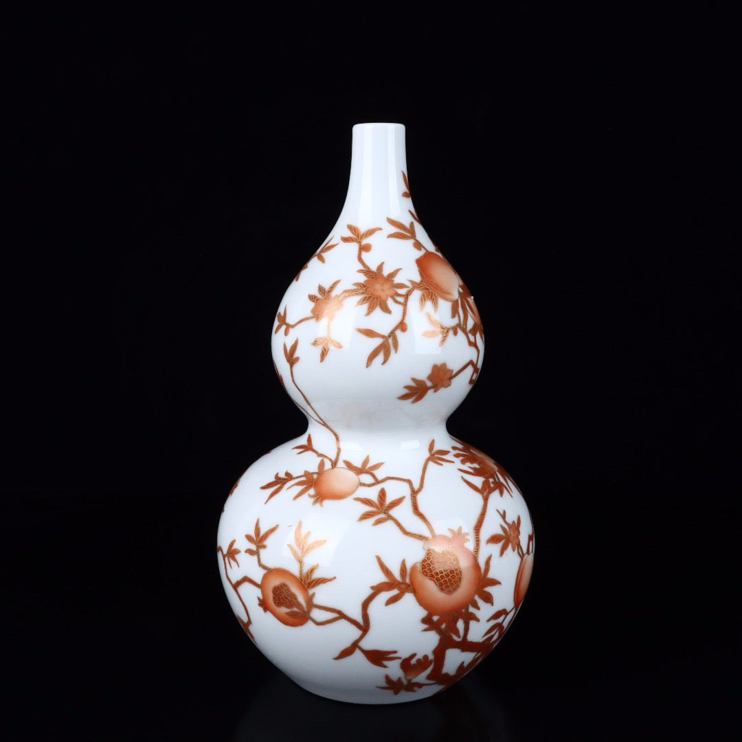 A pair of gourd vases with golden multiple sons and multiple blessings patterns