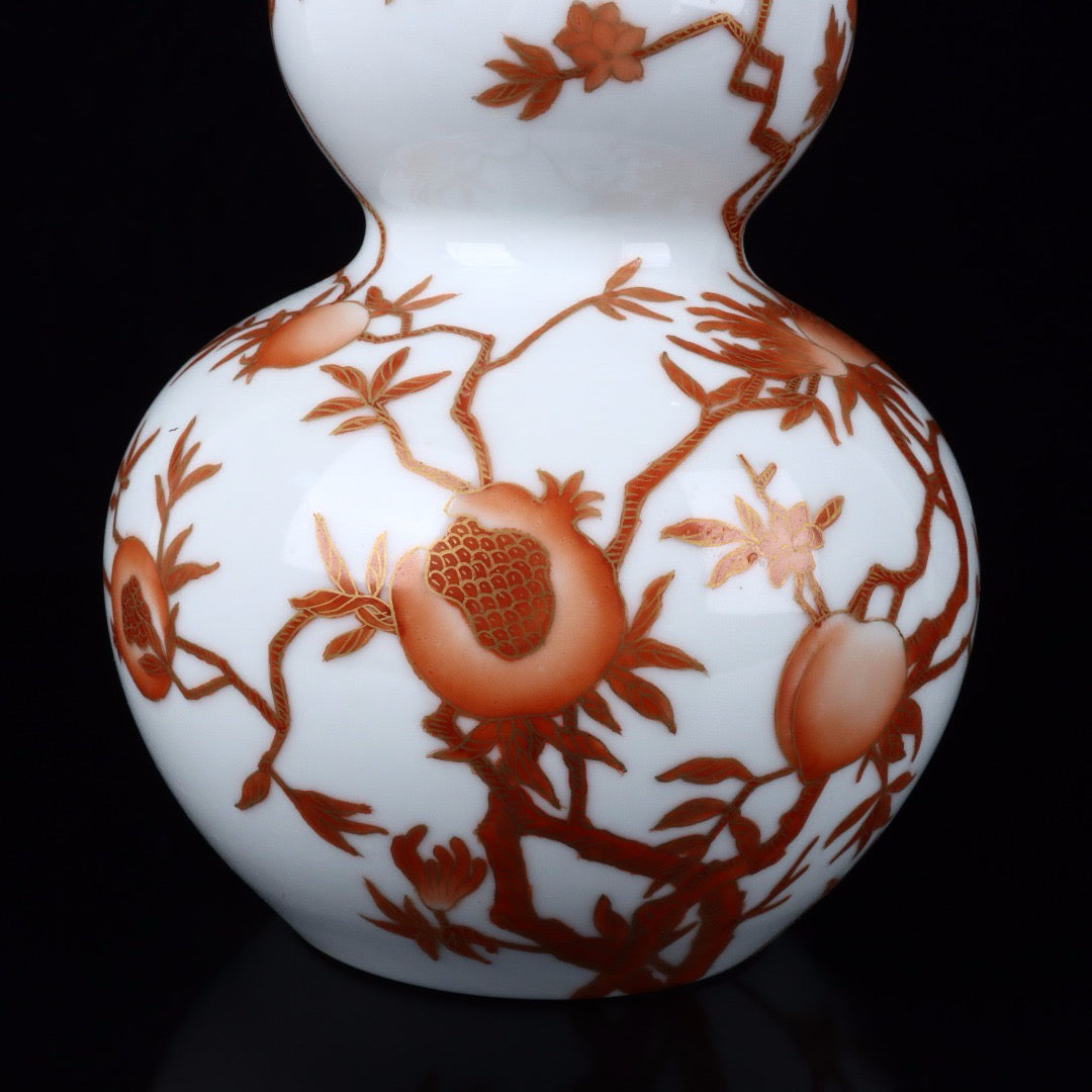 A pair of gourd vases with golden multiple sons and multiple blessings patterns