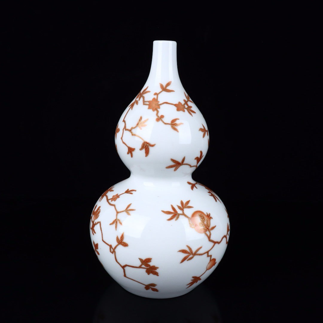 A pair of gourd vases with golden multiple sons and multiple blessings patterns