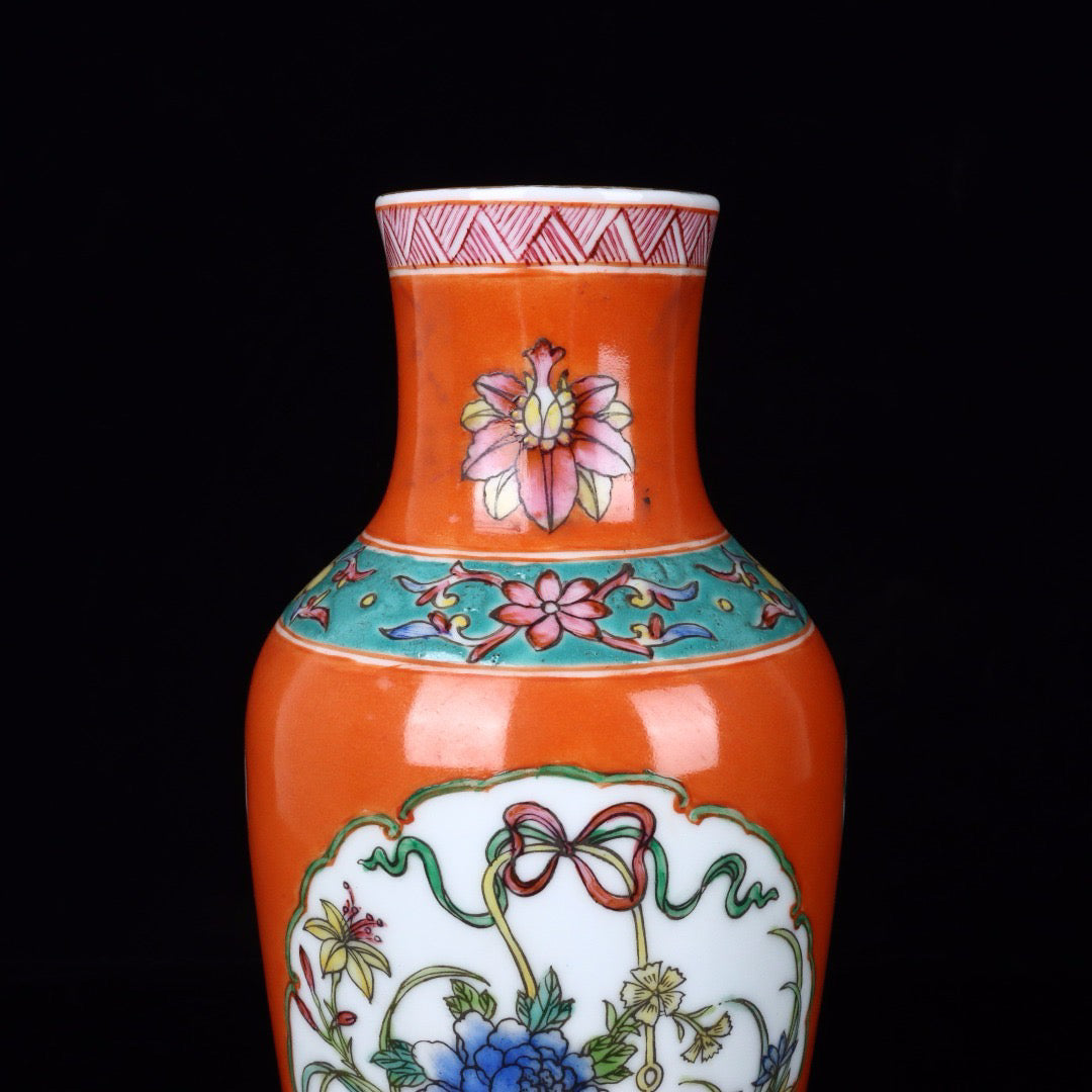 A pair of pink painted gold red ground window vase with floral patterns