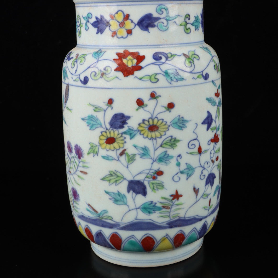 A pair of blue and white flower patterned winter melon jars