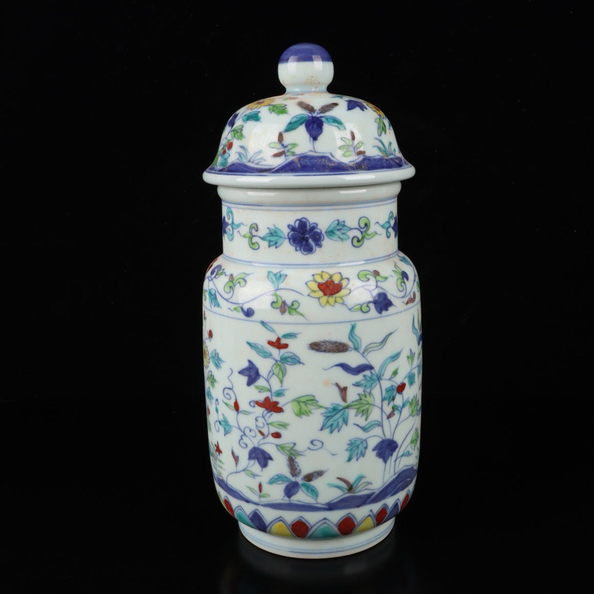 A pair of blue and white flower patterned winter melon jars