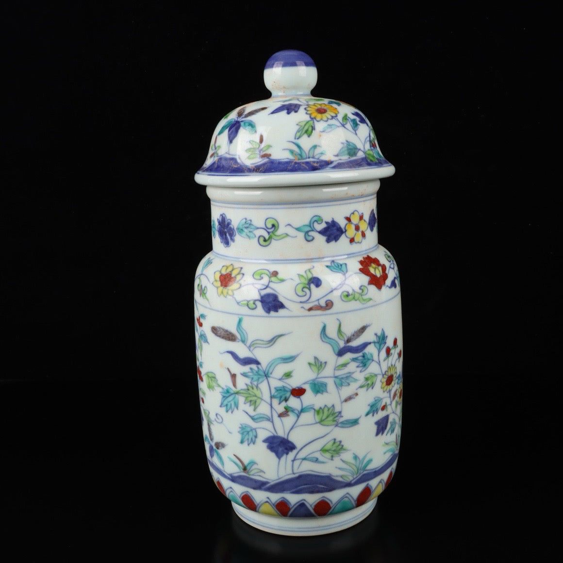 A pair of blue and white flower patterned winter melon jars