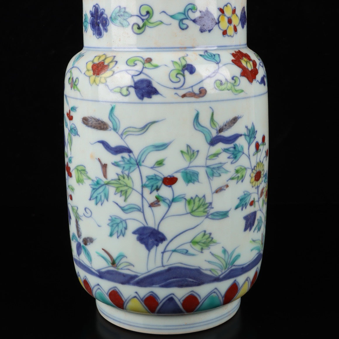 A pair of blue and white flower patterned winter melon jars