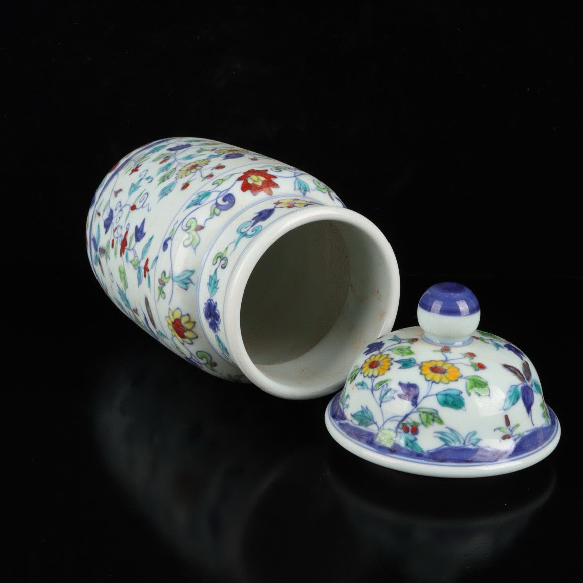 A pair of blue and white flower patterned winter melon jars