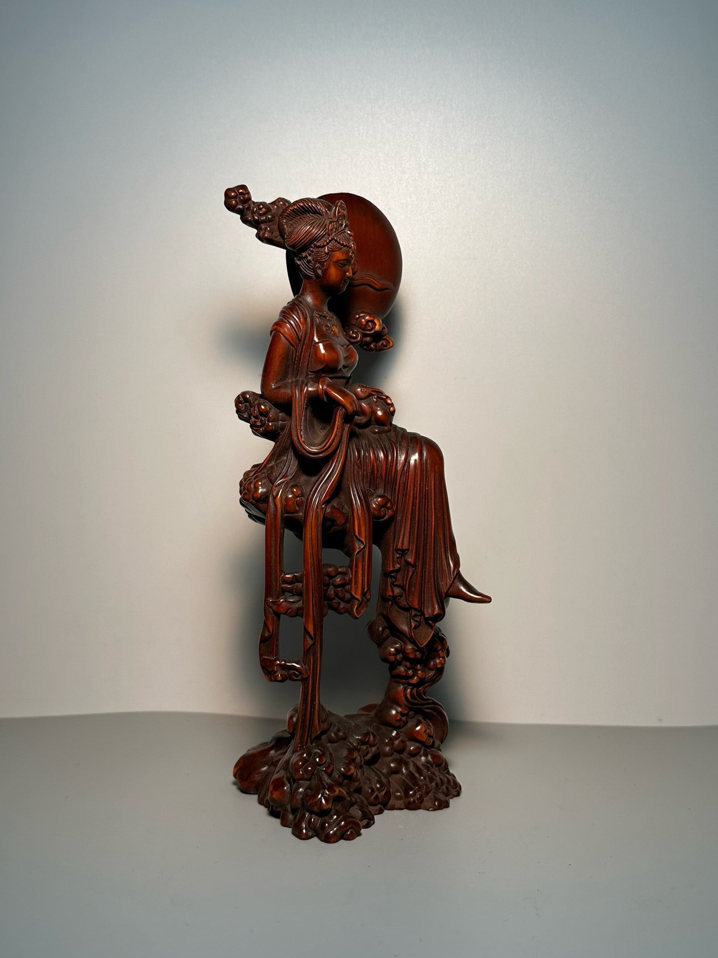 Chinese antique boxwood carving with exquisite craftsmanship to carve Chang'e flying to the moon