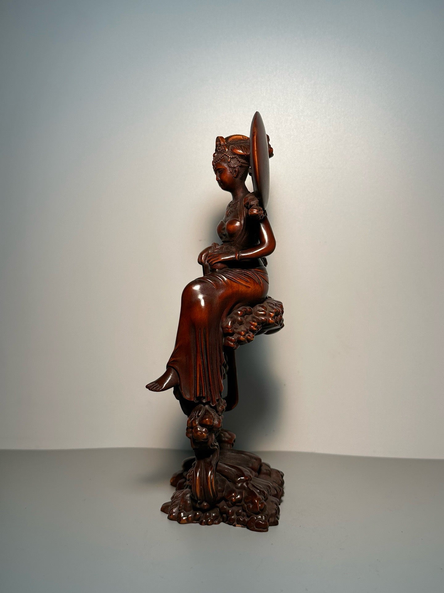 Chinese antique boxwood carving with exquisite craftsmanship to carve Chang'e flying to the moon