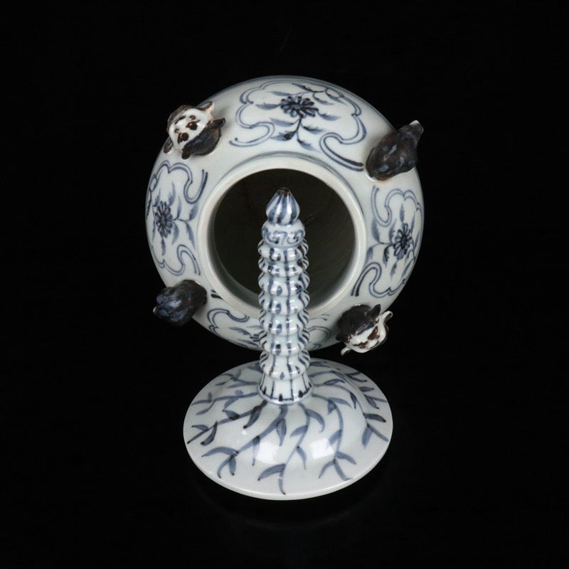 Blue and white cloud dragon patterned pagoda jar