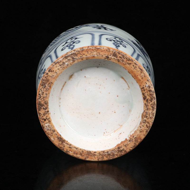 Blue and white cloud dragon patterned pagoda jar