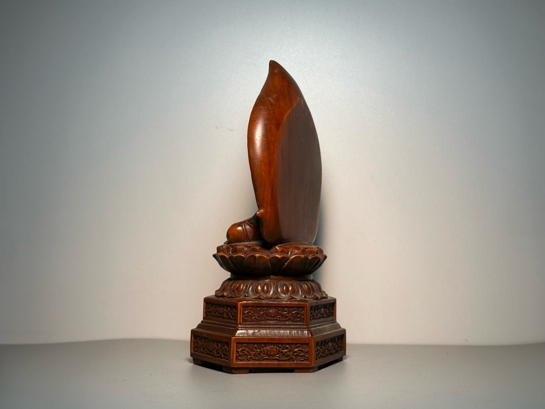 Chinese antique boxwood carving with exquisite craftsmanship and backlit Medicine Buddha