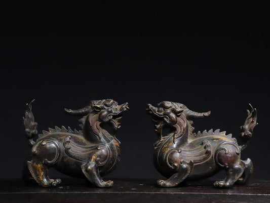 A pair of Chinese antique pure copper [auspicious beast] copywriting ornaments