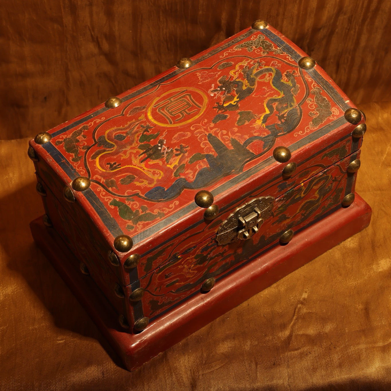 A box of green starry gemstone cloisonne rings