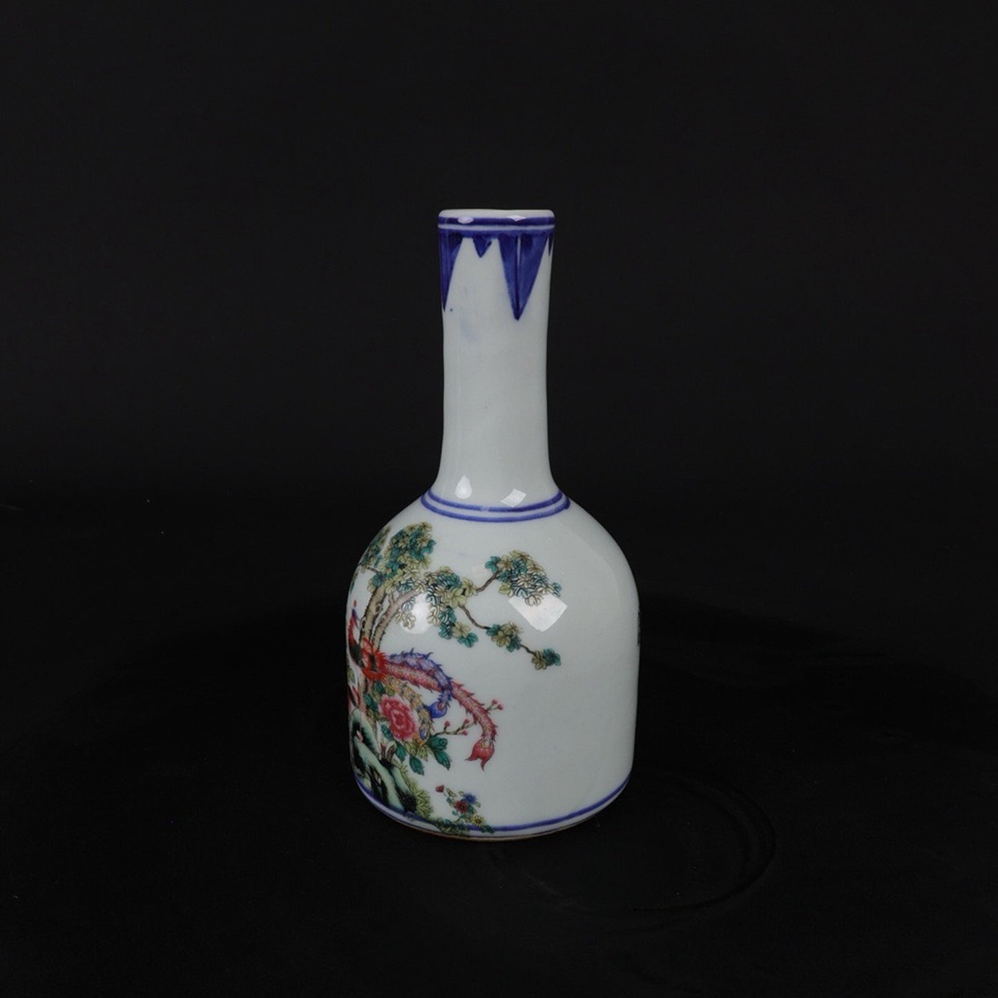 A pair of small flower vases with patterns of blue and white and colorful Xiangfeng Laiyi