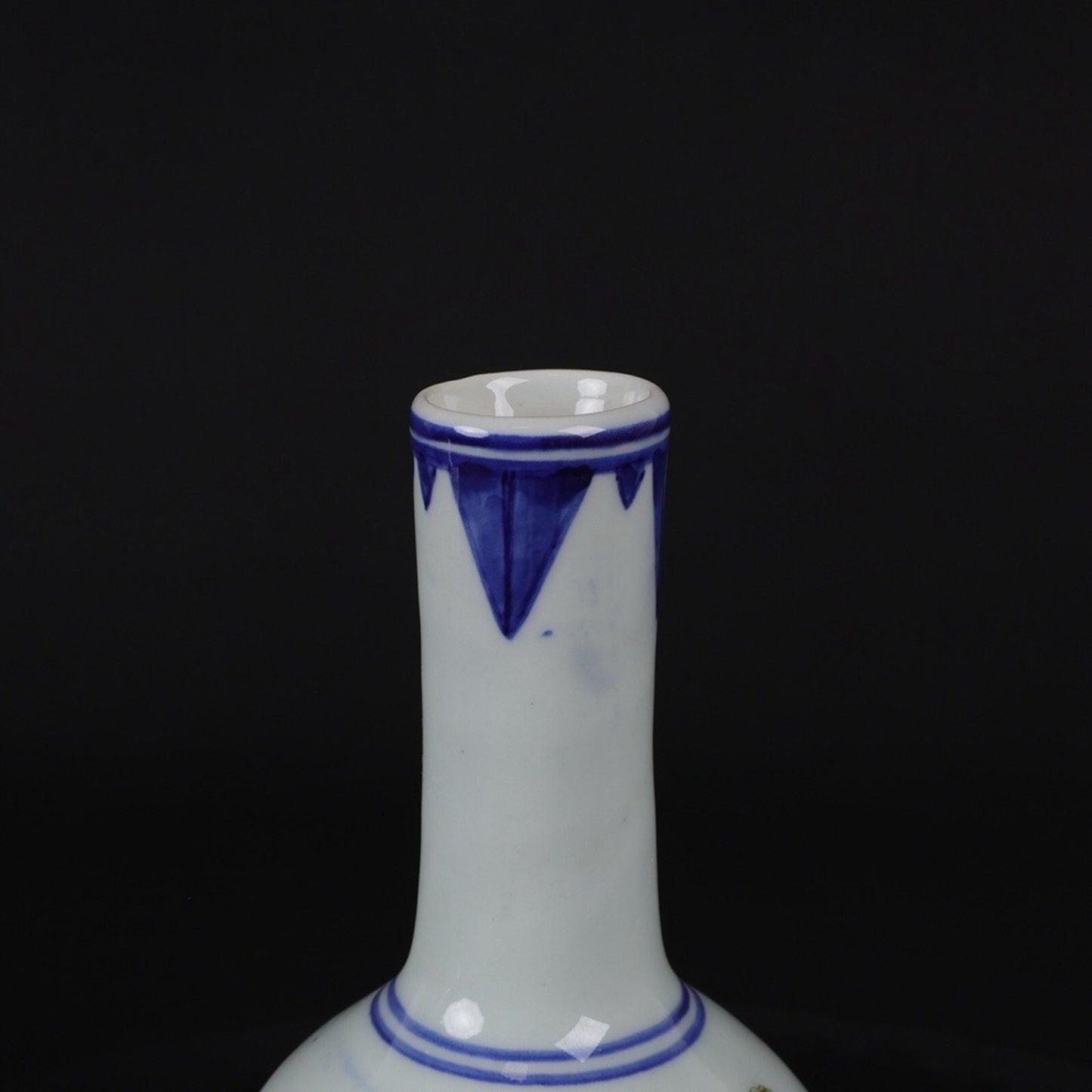 A pair of small flower vases with patterns of blue and white and colorful Xiangfeng Laiyi