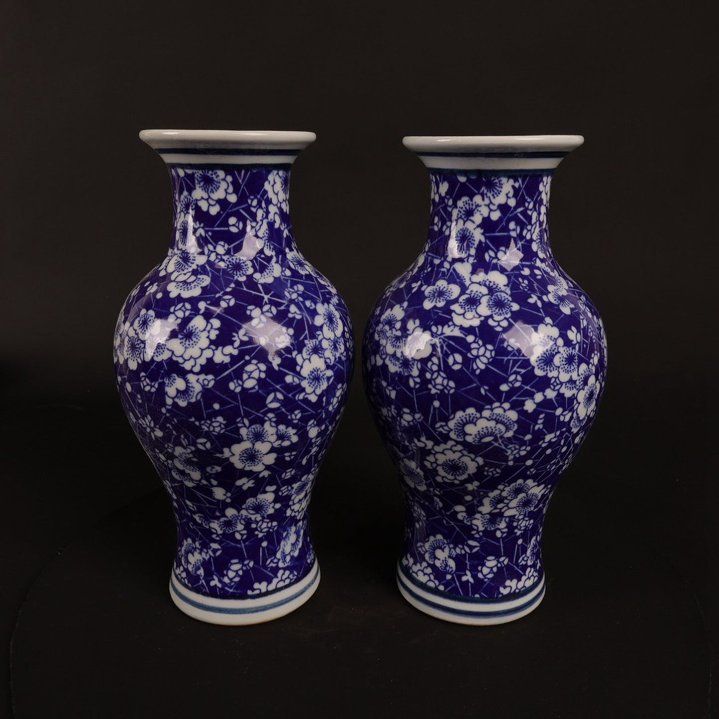 A pair of blue and white ice plum patterned fish tail bottles