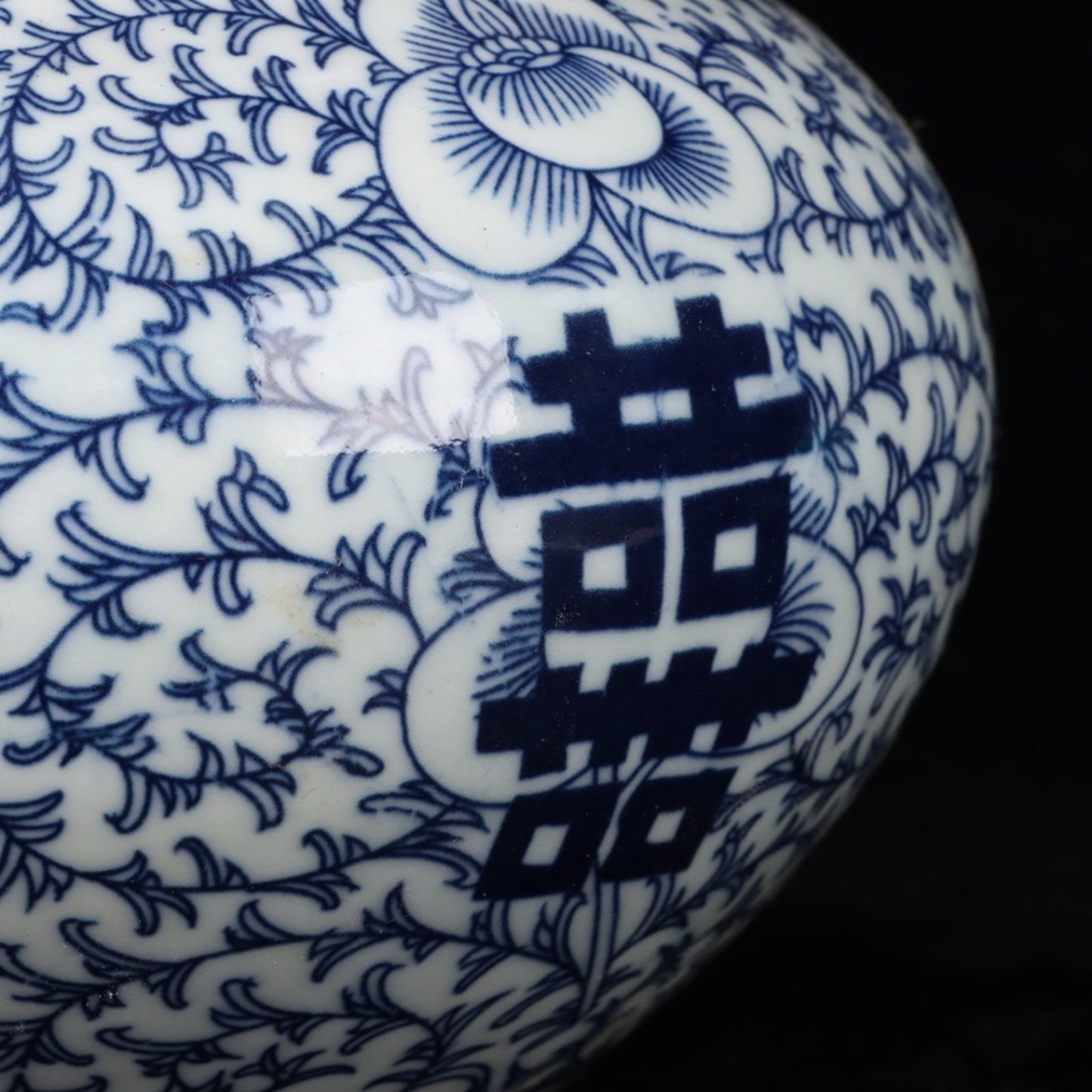 Blue and white happy character big belly lid jar