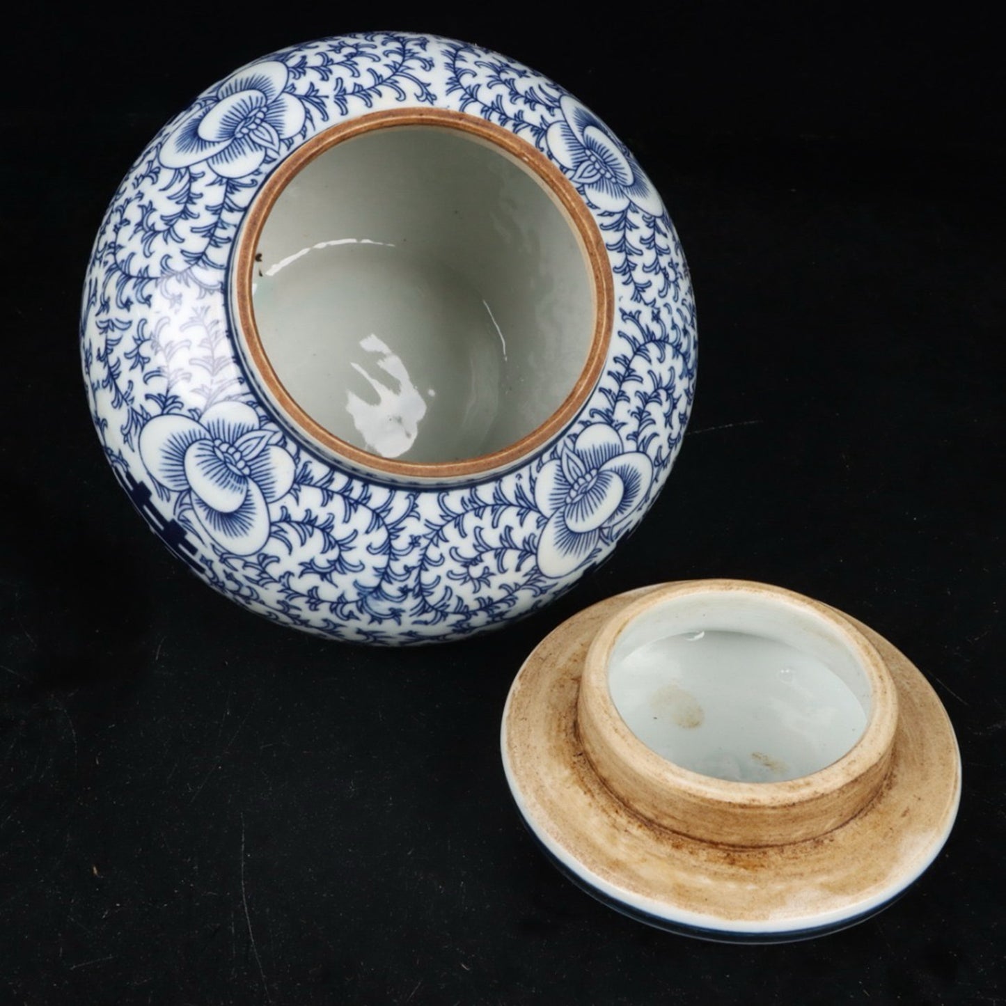 Blue and white happy character big belly lid jar