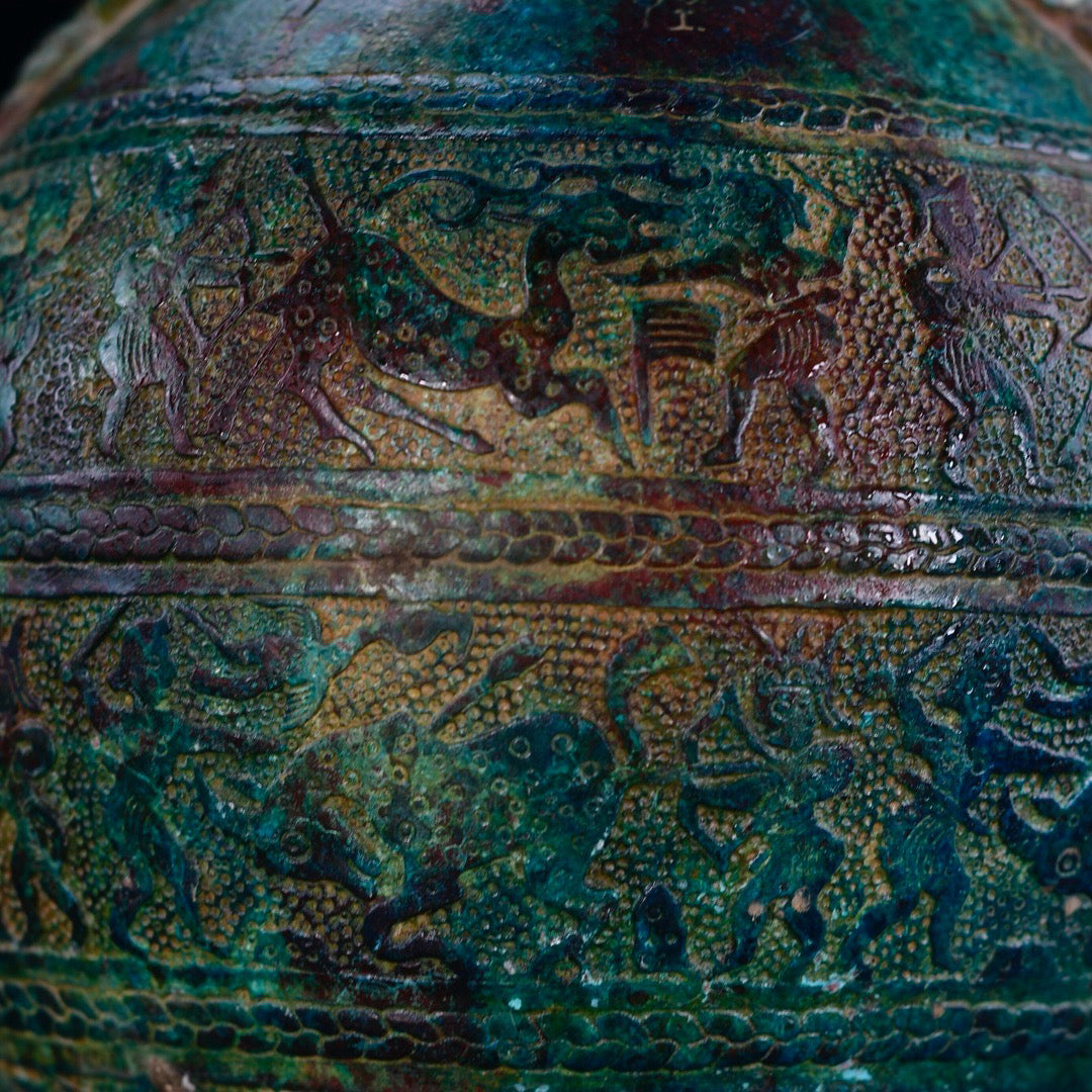 Chinese antique bronze hunting pattern round pot