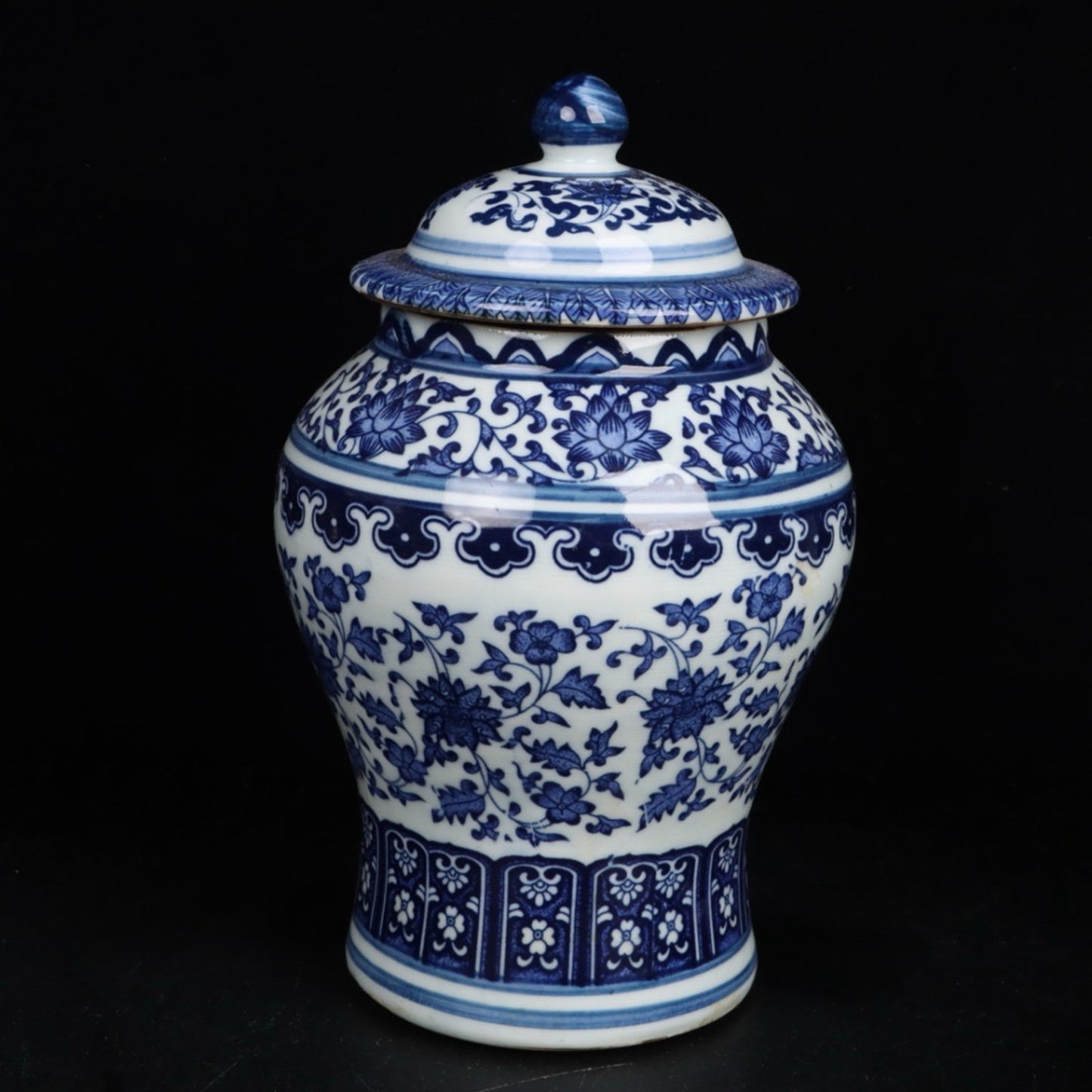Blue and white intertwined lotus patterned general jar