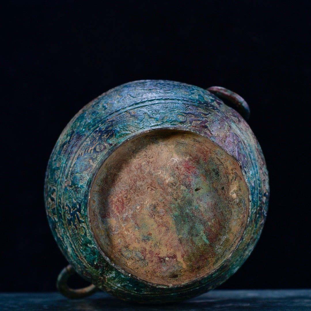 Chinese antique bronze hunting pattern round pot