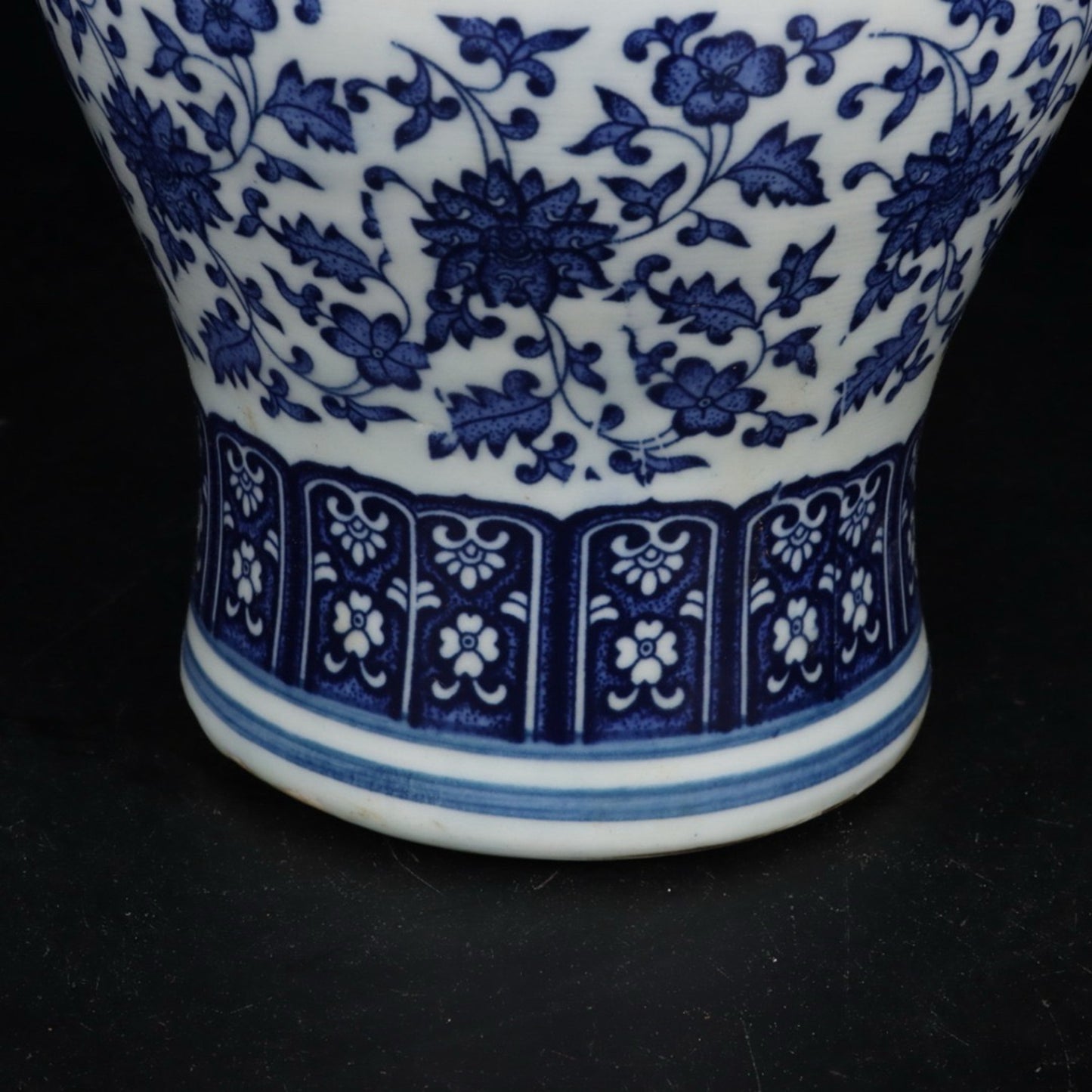 Blue and white intertwined lotus patterned general jar