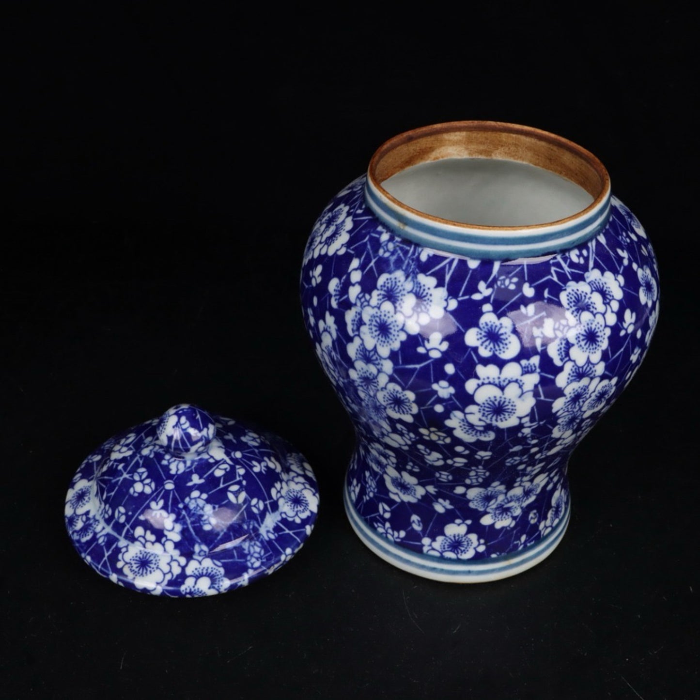 Blue and white ice plum patterned general jar