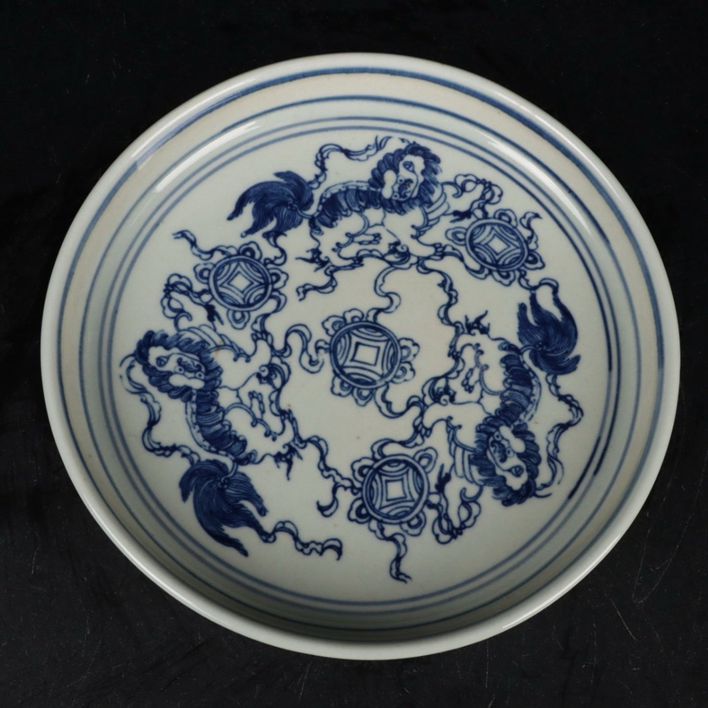Blue and white lion rolling embroidered ball patterned tea plate