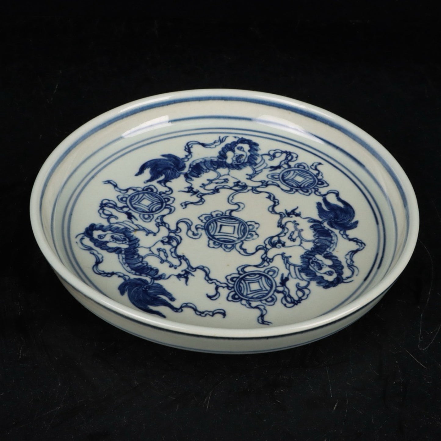 Blue and white lion rolling embroidered ball patterned tea plate