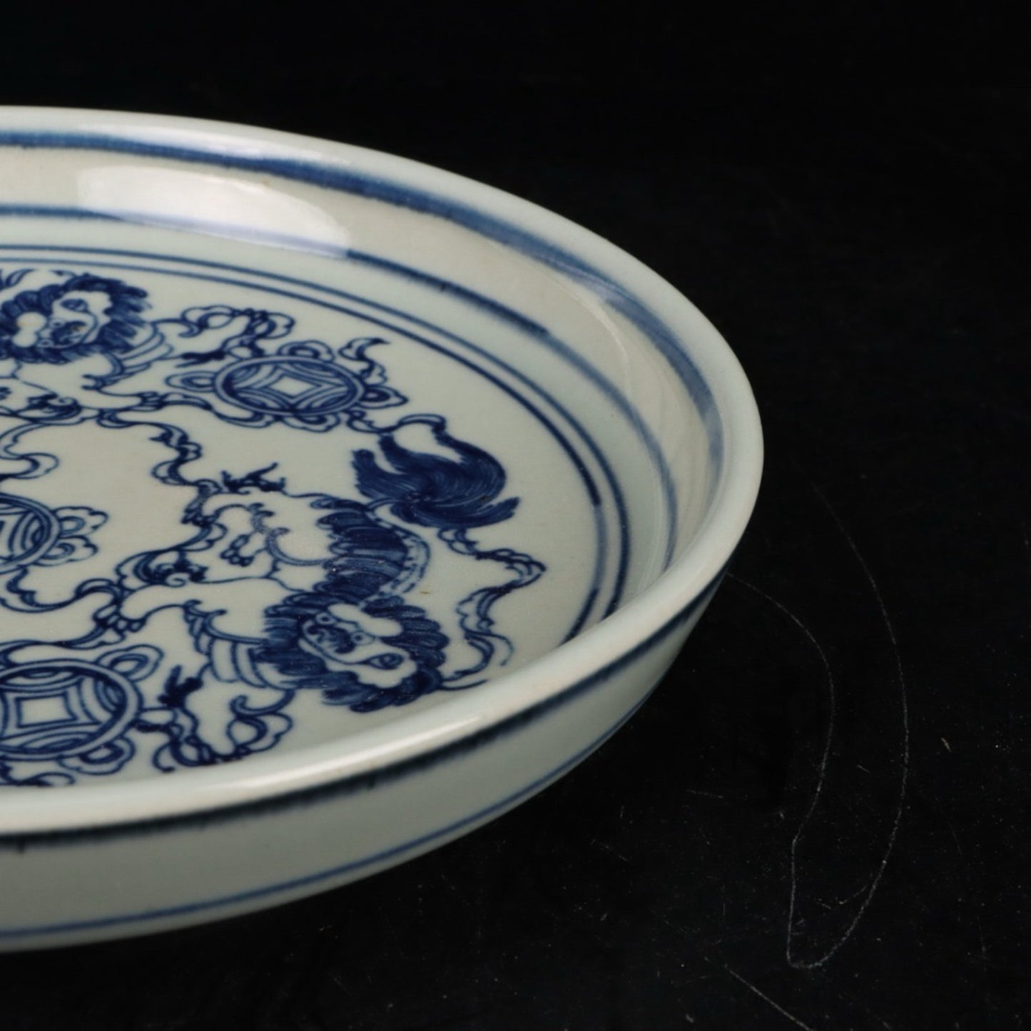 Blue and white lion rolling embroidered ball patterned tea plate