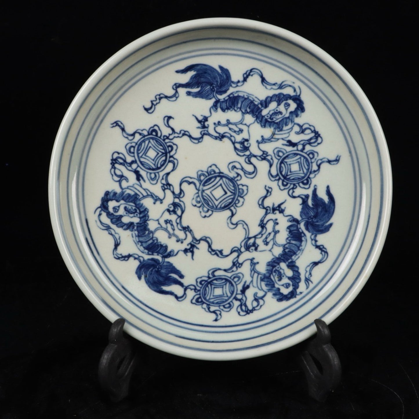 Blue and white lion rolling embroidered ball patterned tea plate