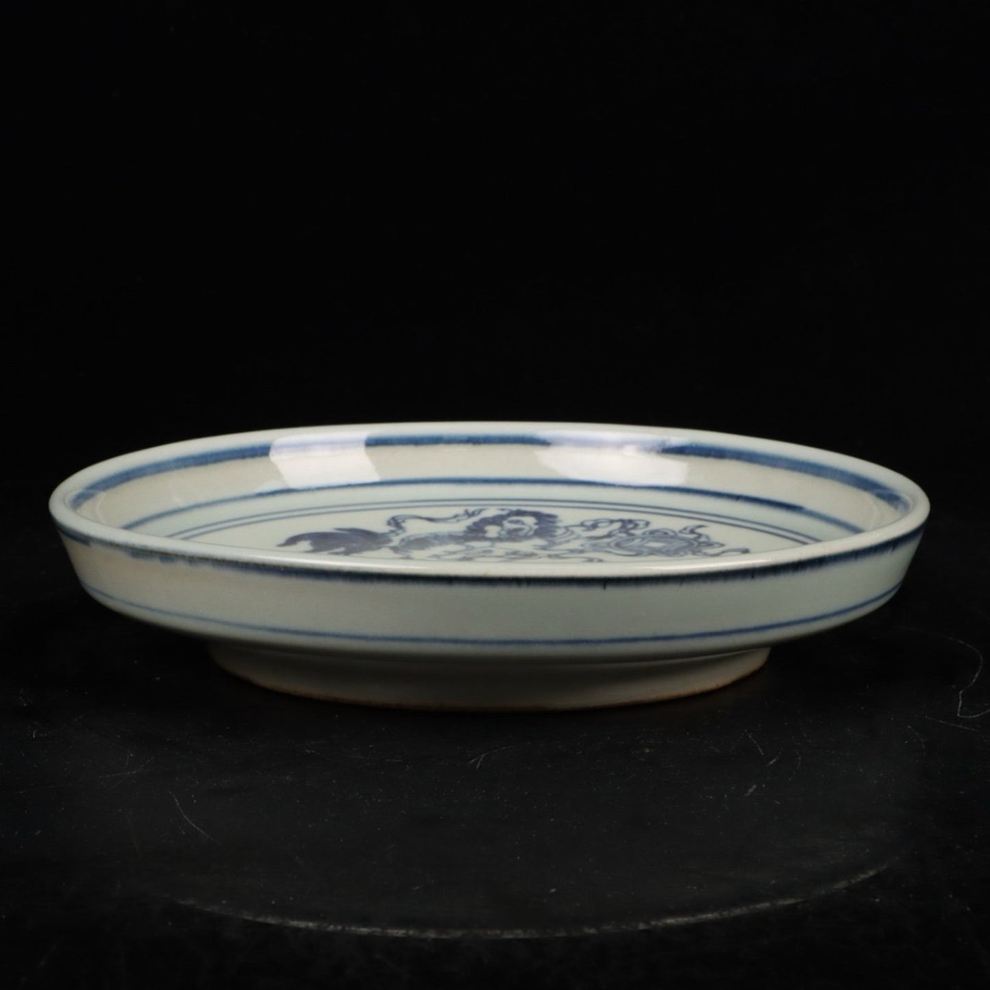 Blue and white lion rolling embroidered ball patterned tea plate