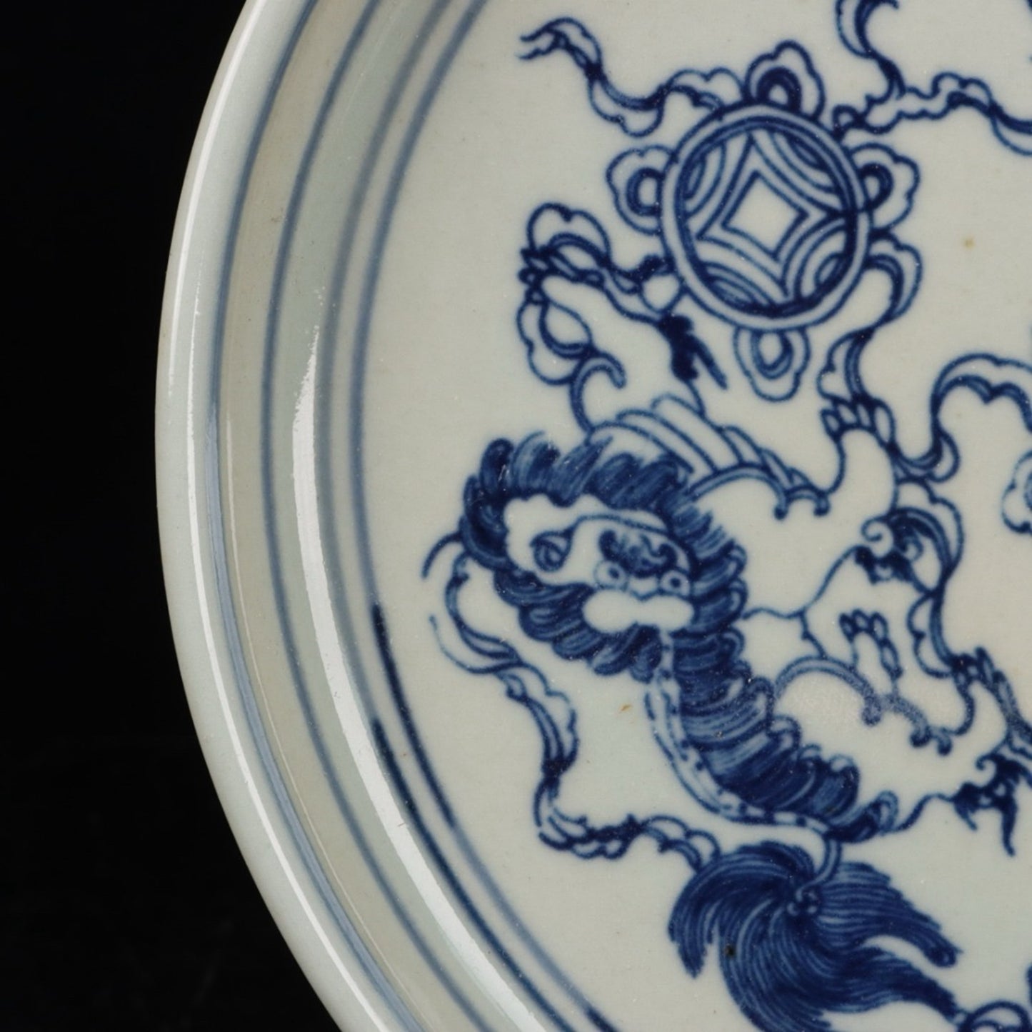 Blue and white lion rolling embroidered ball patterned tea plate