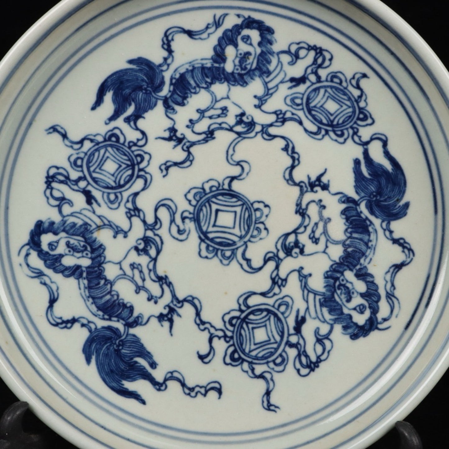 Blue and white lion rolling embroidered ball patterned tea plate