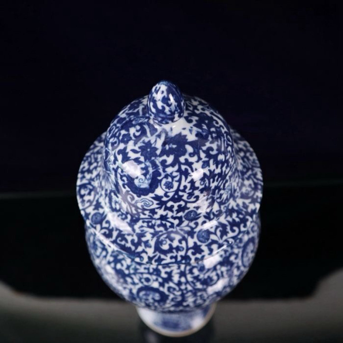 Blue and white entangled branch lotus pattern general jar