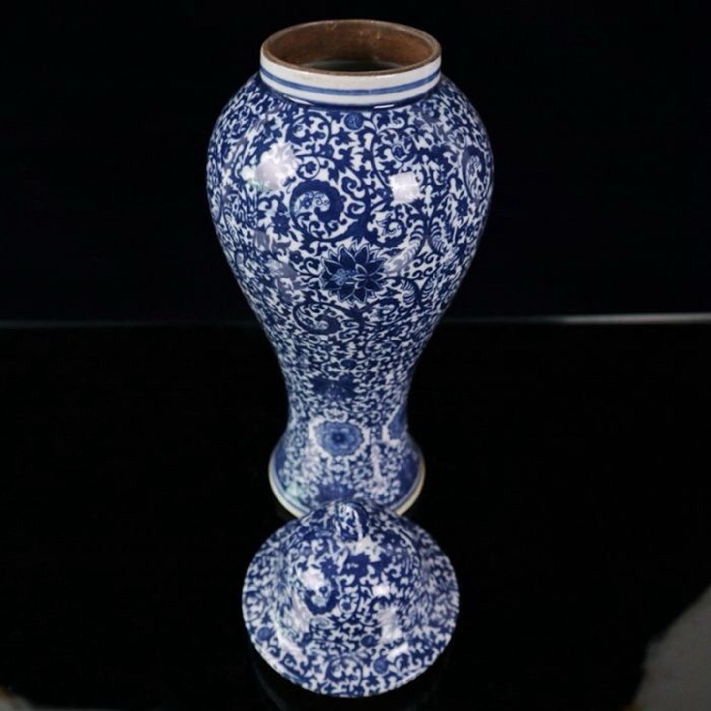 Blue and white entangled branch lotus pattern general jar