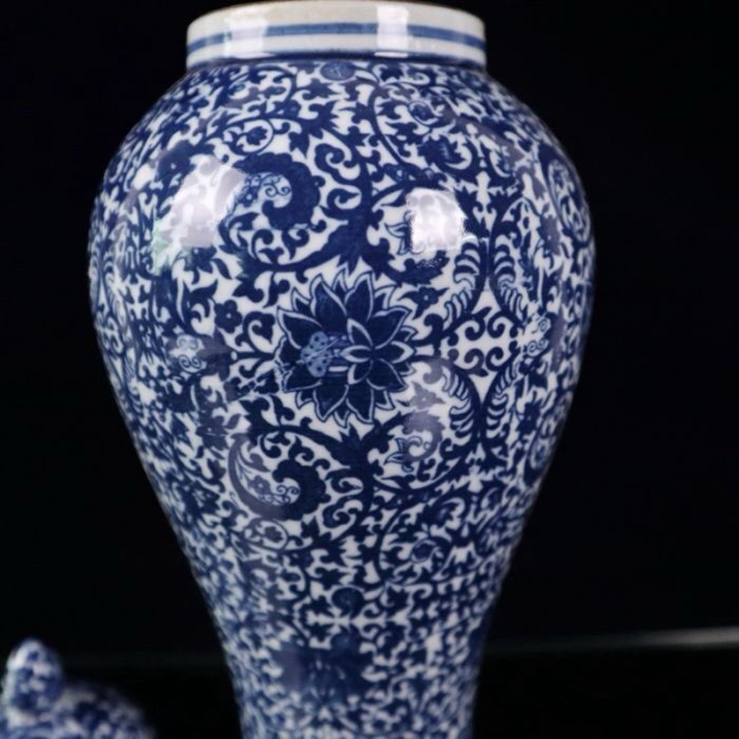Blue and white entangled branch lotus pattern general jar