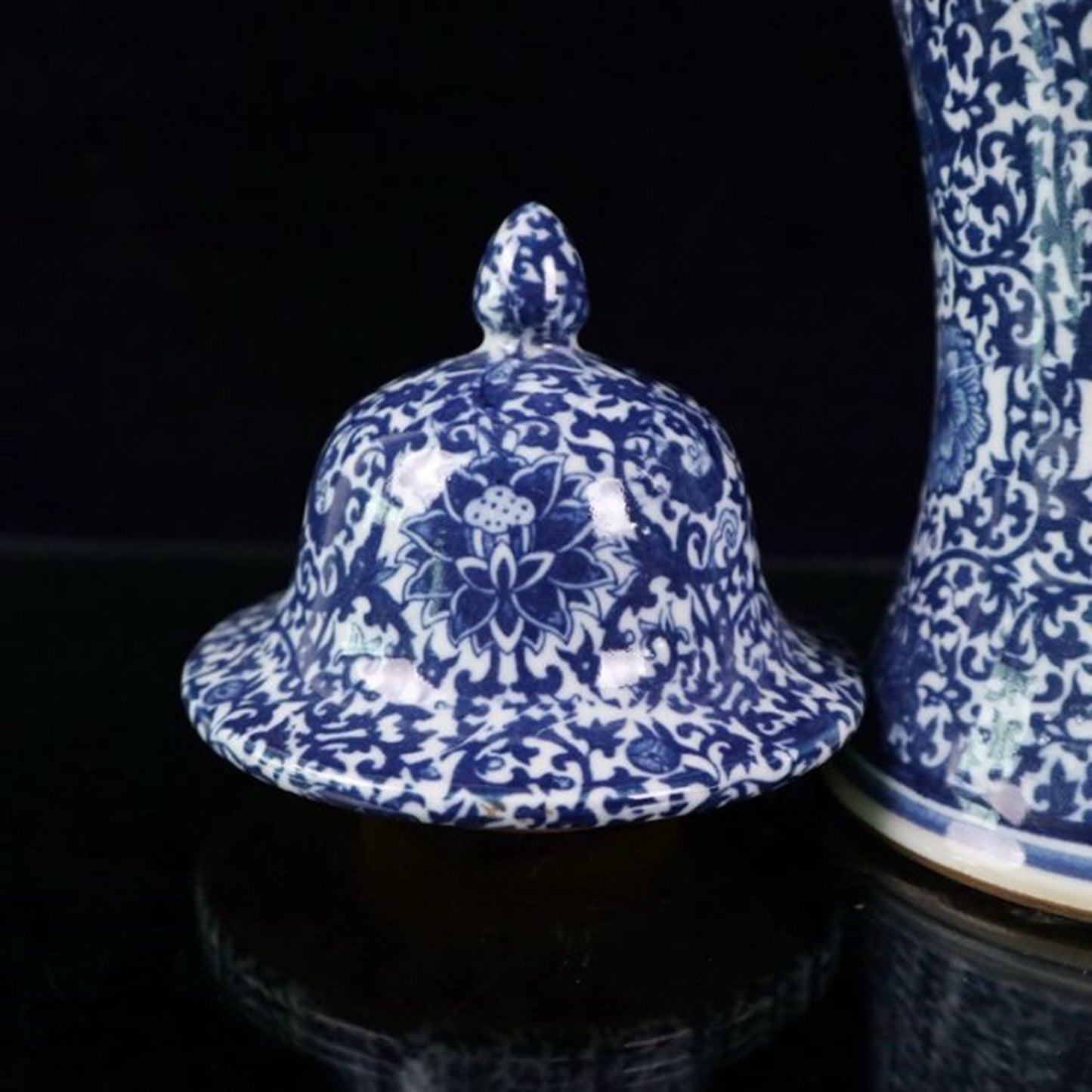 Blue and white entangled branch lotus pattern general jar