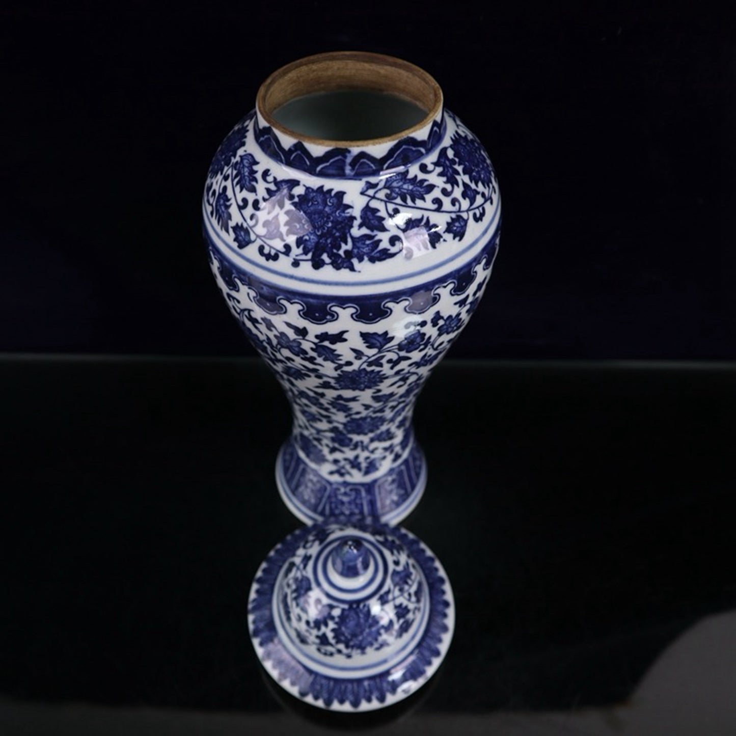 Blue and white entangled branch lotus pattern general jar